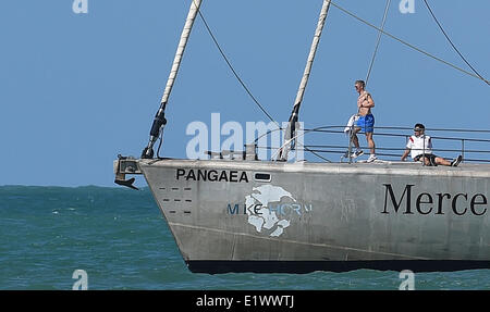 Santo André, au Brésil. 10 Juin, 2014. Le joueur de soccer national allemand Bastian Schweinsteiger (L) est vu sur le bateau "Pangaea" de l'aventurier Mike Horn à Santo André, Brésil, le 10 juin 2014. La Coupe du Monde de Football aura lieu au Brésil du 12 juin au 13 juillet 2014. Photo : Marcus Brandt/dpa/Alamy Live News Banque D'Images