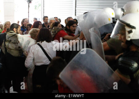 Athènes, Grèce. 10 Juin, 2014. Les femmes de ménage en conflit avec la police anti-émeute comme elles ont bloqué l'entrée de ministère des Finances hindaring le nouveau ministre d'entrer. Aristidis Crédit : Vafeiadakis ZUMAPRESS.com/Alamy/Live News Banque D'Images