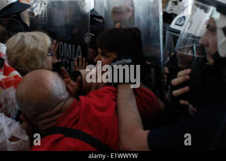 Athènes, Grèce. 10 Juin, 2014. Les femmes de ménage en conflit avec la police anti-émeute comme elles ont bloqué l'entrée de ministère des Finances hindaring le nouveau ministre d'entrer. Aristidis Crédit : Vafeiadakis ZUMAPRESS.com/Alamy/Live News Banque D'Images