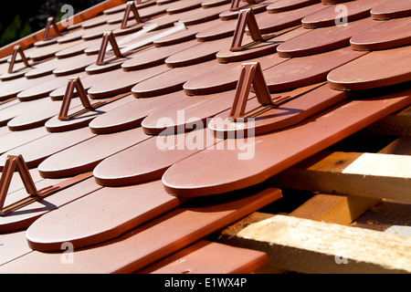 Red Roof avec snow guards Banque D'Images