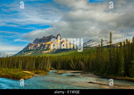 Castle Mountain et la rivière Bow, Banff National Park, Alberta, Canada Banque D'Images