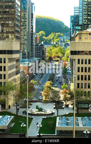 L'avenue McGill College est une courte et pittoresque rue tournant sur un axe nord-sud au centre-ville de Montréal entre la Place Vill Banque D'Images