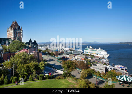 Photographie grand angle de la Haute et de la ville du vieux Québec prises à partir de Cap Diamant. De gauche à droite sont le Château Fro Banque D'Images