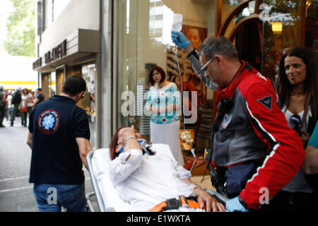 Athènes, Grèce. 10 Juin, 2014. Les femmes de ménage en conflit avec la police anti-émeute comme elles ont bloqué l'entrée de ministère des Finances hindaring le nouveau ministre d'entrer. Aristidis Crédit : Vafeiadakis ZUMAPRESS.com/Alamy/Live News Banque D'Images