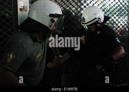 Athènes, Grèce. 10 Juin, 2014. Les femmes de ménage en conflit avec la police anti-émeute comme elles ont bloqué l'entrée de ministère des Finances hindaring le nouveau ministre d'entrer. Aristidis Crédit : Vafeiadakis ZUMAPRESS.com/Alamy/Live News Banque D'Images