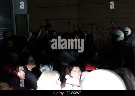 Athènes, Grèce. 10 Juin, 2014. Les femmes de ménage en conflit avec la police anti-émeute comme elles ont bloqué l'entrée de ministère des Finances hindaring le nouveau ministre d'entrer. Aristidis Crédit : Vafeiadakis ZUMAPRESS.com/Alamy/Live News Banque D'Images