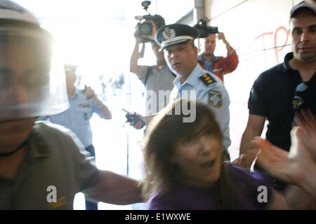 Athènes, Grèce. 10 Juin, 2014. Les femmes de ménage en conflit avec la police anti-émeute comme elles ont bloqué l'entrée de ministère des Finances hindaring le nouveau ministre d'entrer. Aristidis Crédit : Vafeiadakis ZUMAPRESS.com/Alamy/Live News Banque D'Images