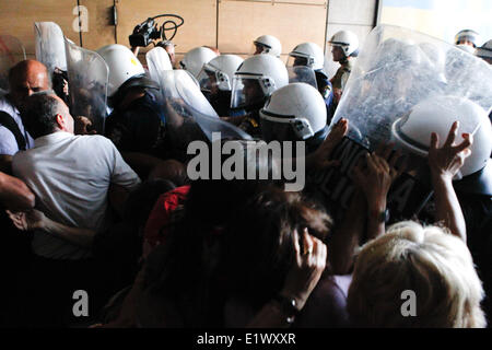 Athènes, Grèce. 10 Juin, 2014. Les femmes de ménage en conflit avec la police anti-émeute comme elles ont bloqué l'entrée de ministère des Finances hindaring le nouveau ministre d'entrer. Aristidis Crédit : Vafeiadakis ZUMAPRESS.com/Alamy/Live News Banque D'Images