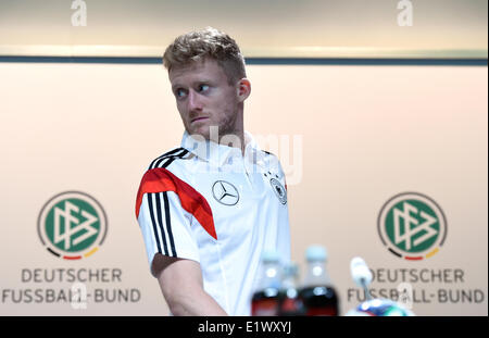 Santo André, au Brésil. 10 Juin, 2014. André Schuerrle arrive pour une conférence de presse de l'équipe nationale de football allemande dans la région de Santo André, Brésil, le 10 juin 2014. La Coupe du Monde de Football 2014 aura lieu au Brésil du 12 juin au 13 juillet 2014. Photo : Andreas Gebert/dpa/Alamy Live News Banque D'Images