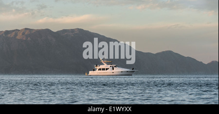 Motor Yacht mouillant au large d'Isla San Francisco, Baja, au Mexique Banque D'Images