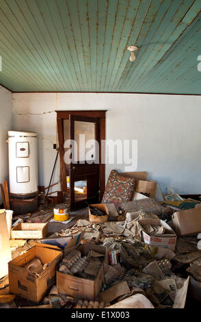 Des boîtes et des débris dans ferme abandonnée, Alberta, Canada Banque D'Images