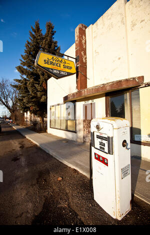 Ancienne pompe à essence et gaz station, Alberta, Canada Banque D'Images