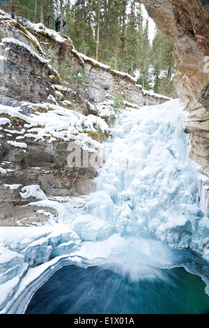 Cascade de glace dans la région de Johnston Canyon, Banff National Park, Alberta, Canada Banque D'Images