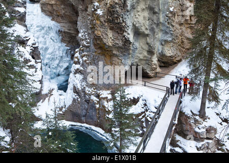 Les touristes et cascade de glace dans la région de Johnston Canyon, Banff National Park, Alberta, Canada Banque D'Images