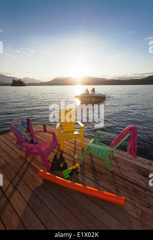 Les plaisanciers rentrent à la fin de la journée passer à côté d'un quai sur le lac Sproat Lake Sproat Port Alberni Vancouver Island British Banque D'Images