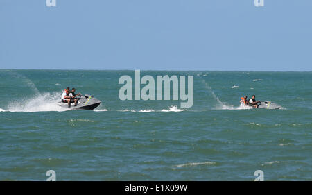 Santo André, au Brésil. 10 Juin, 2014. Le joueur de soccer national allemand Lukas Podolski (2-R) et Miroslav Klose (L) faire du jet ski à la mer de Santo André, Brésil, le 10 juin 2014. La Coupe du Monde de Football aura lieu au Brésil du 12 juin au 13 juillet 2014. Photo : Marcus Brandt/dpa/Alamy Live News Banque D'Images