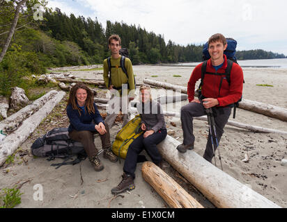 Quatre amis posent pour une photo avant de se lancer sur leur piste de la côte ouest de l'aventure. L'île de Vancouver, Colombie-Britannique Bamfield Banque D'Images