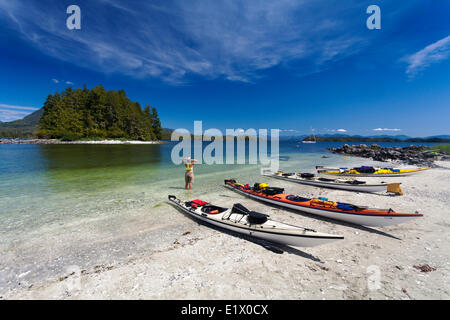 Ligne de kayaks une plage de sable blanc sur l'île de la Main situé à l'intérieur de l'île brisée Barkley Sound groupe britannique de l'île de Vancouver Banque D'Images