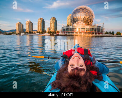 Kayak. False Creek, Vancouver, British Columbia, Canada Banque D'Images