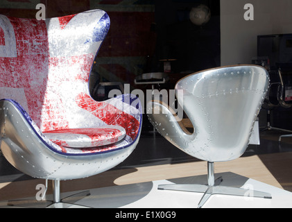 Union Jack Oeufs Spitfire Chaises en vitrine Banque D'Images