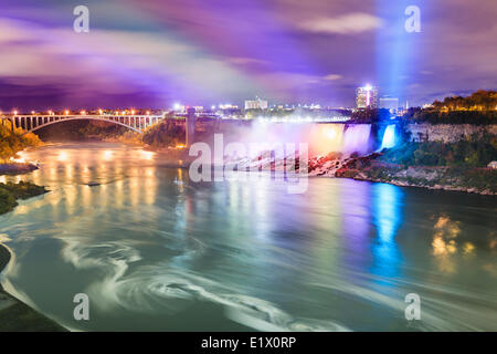 American Falls Pont en arc-en-ciel illuminé la nuit Niagara Falls New York USA Vue du côté canadien de la rivière Niagara (Ontario) Banque D'Images