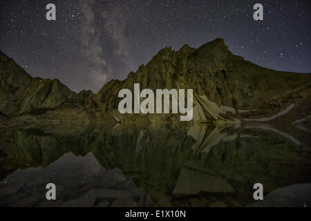 La Voie Lactée apparaît dans le ciel nocturne au-dessus du Radalet pic dans les montagnes de la côte du Yukon. Banque D'Images