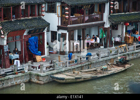 Restaurants par le canal dans la ville chinoise traditionnelle de Zhouzhuang dans Suzhou province Banque D'Images