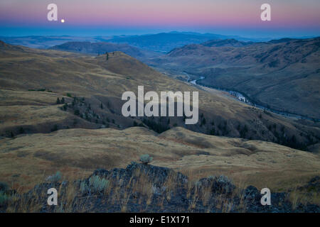 Moonrise, soir alpenglow, à l'Est des Prairies, de l'Okanagan Sud Chopaka, British Columbia, Canada Banque D'Images