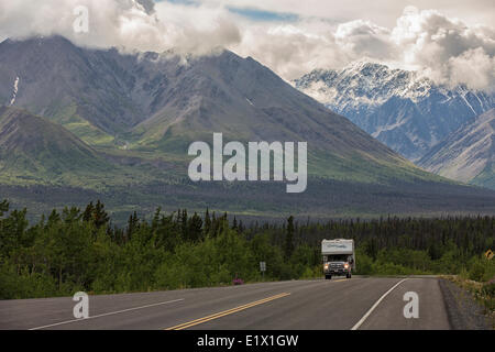 Un véhicule récréatif durs vers le bas de la route de Haines Junction Yukon près de haine. Les monts St.-Élie dans le Parc National Banque D'Images