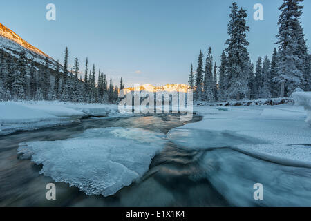 Les derniers rayons du soleil frapper Gray Ridge comme la Wheaton River s'écoule vers le lac Bennett, au Yukon. Banque D'Images