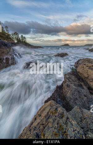 L'aube sur Crystal Cove Tofino quand la marée monte à couvrir les rochers de grosses vagues s'écraser sur le rivage Vancouver Banque D'Images