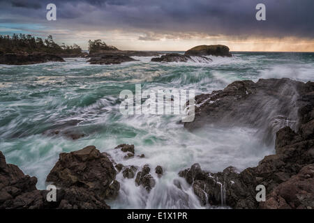 L'état sauvage et orageuse de South Beach surf comme un orage passe dans le parc national Pacific Rim, British Columbia, Canada. Banque D'Images