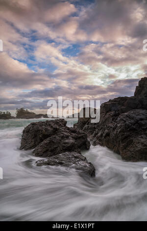 L'eau s'écoule autour des roches de South Beach comme approches de la marée haute, parc national Pacific Rim, en Colombie-Britannique, Canada. Banque D'Images