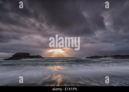 Les nuages de tempête s'abattre sur l'océan Pacifique comme vu de l'Beachl, Pacific Rim National Park, British Columbia, Canada. Banque D'Images