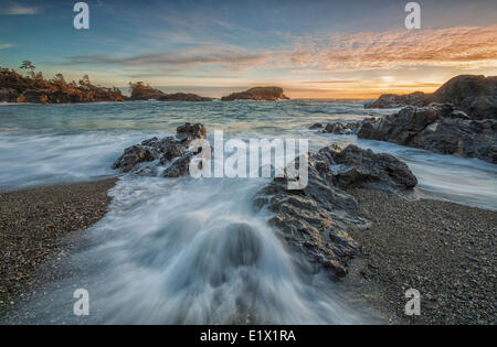 L'eau s'écoule autour des roches South Beach comme la marée haute sunset approches le parc national Pacific Rim en Colombie-Britannique, Canada. Banque D'Images