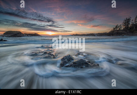 L'eau s'écoule autour des roches South Beach comme la marée haute sunset approches le parc national Pacific Rim en Colombie-Britannique, Canada. Banque D'Images