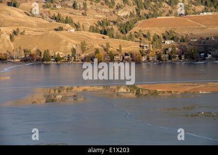 Maisons et des vignobles en bordure du lac Skaha en hiver au coucher du soleil à Penticton, Colombie-Britannique, Canada Banque D'Images