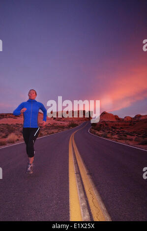 Le trail running en Vallée de Feu de stationnement. Las Vegas, Nevada. Banque D'Images