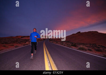 Le trail running en Vallée de Feu de stationnement. Las Vegas, Nevada. Banque D'Images