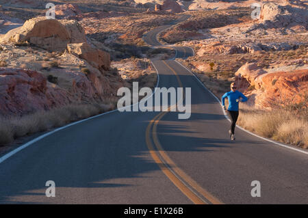 Le trail running en Vallée de Feu de stationnement. Las Vegas, Nevada. Banque D'Images