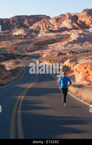 Le trail running en Vallée de Feu de stationnement. Las Vegas, Nevada. Banque D'Images