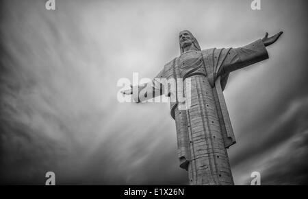 Le noir et blanc imge d'El Cristo, Cochabamba, Bolivie. Banque D'Images