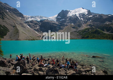 Les randonneurs à l'Upper Joffre Lake, Joffre Lakes Provincial Park, Vancouver, côte et montagnes region, British Columbia, Canada Banque D'Images