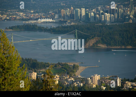 Le Lions Gate Bridge, Stanley Park, centre-ville de Vancouver. Vancouver, côte et montagnes de la région. British Columbia, Canada Banque D'Images