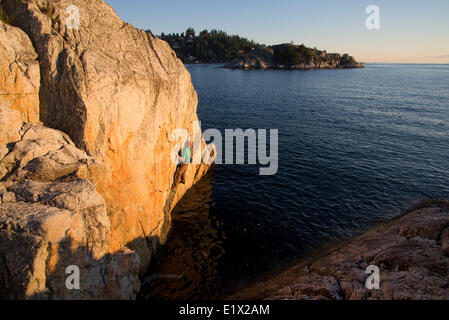 L'escalade à Whytecliff Park, West Vancouver, British Columbia, Canada Banque D'Images