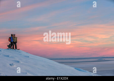 Couple de la raquette sur une montagne dans le nord du Yukon au coucher du soleil, Old Crow, au Yukon. Banque D'Images