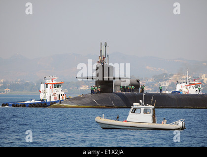 Ohio US Navy-classe de sous-marins lance-missiles nucléaire USS Alabama tire dans l'orifice à l'installation de l'OTAN Marathi pier 6 juillet 2010 dans la baie de Souda, la Grèce. Banque D'Images