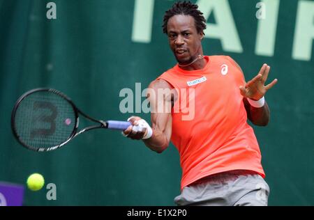 Joueur de tennis français Gael Monfils en action lors du 1er match contre le joueur de tennis Allemand Benjamin Becker au tournoi ATP de Halle (Westphalie), Allemagne, 10 juin 2014. Photo : OLIVER KRATO/dpa Banque D'Images