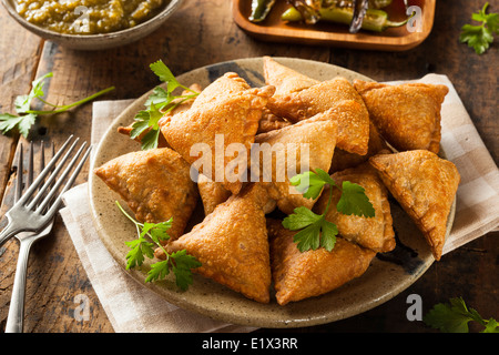 Des samosas Indiens frit avec Sauce Chutney à la menthe Banque D'Images