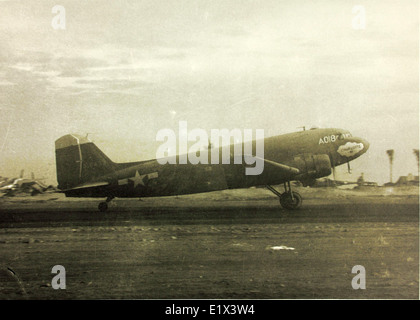 Le C-47 Skytrain, identifié par son numéro de série 43-15433, a été utilisé par le 71e Groupe de reconnaissance tactique pendant la seconde Guerre mondiale pour des missions de transport et de reconnaissance. L'avion a joué un rôle crucial dans l'approvisionnement aérien et le mouvement des troupes pendant la guerre. Banque D'Images